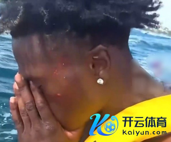甲亢哥在深圳买的手机掉海里了 网友喊话：出新款了